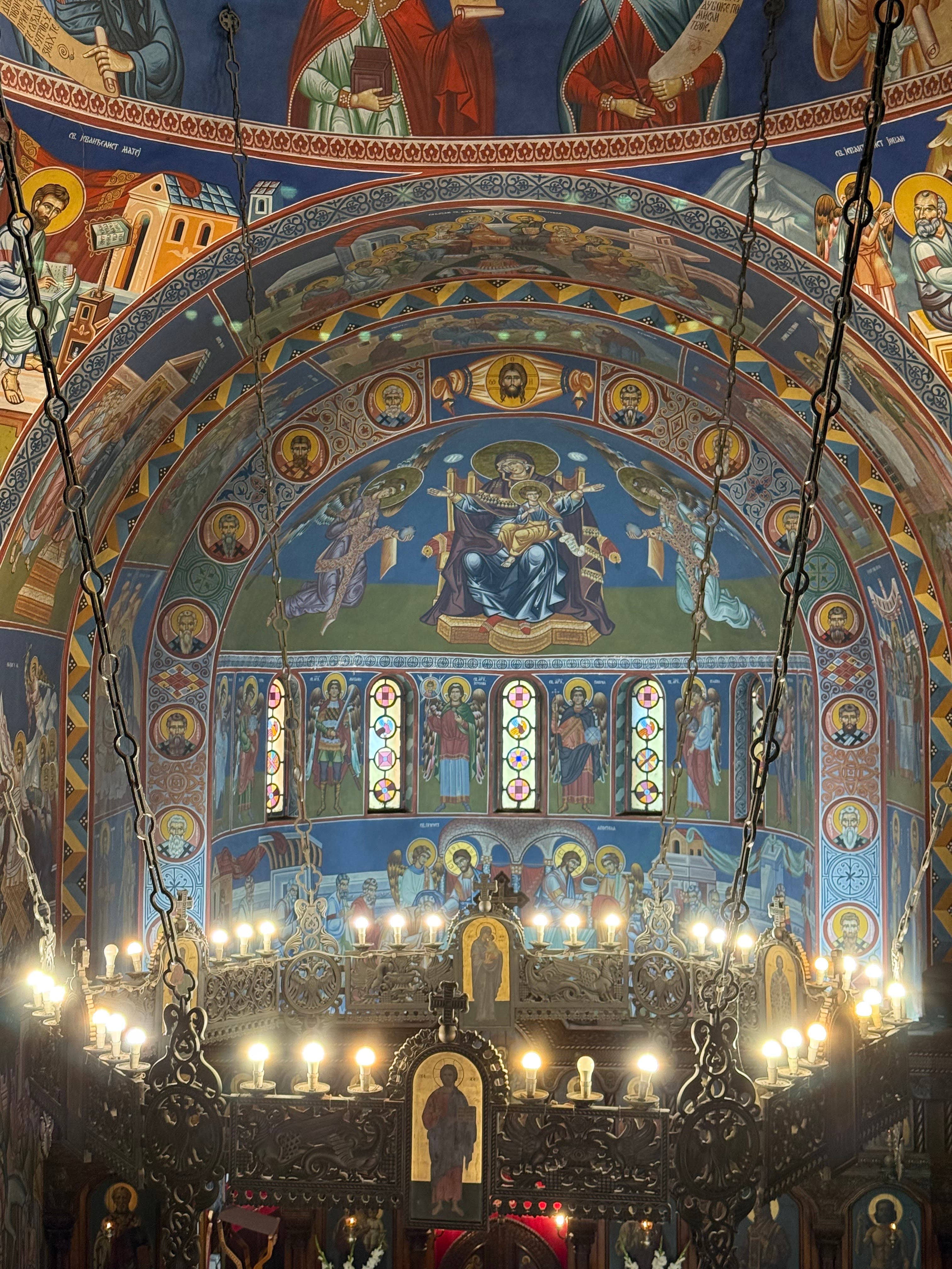 Купола храма са фрескама